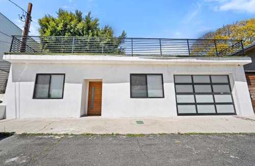 Culver - West House | Private Cozy Guest House, King Bed, Parking, Pet Friendly near Penmar Golf Course!