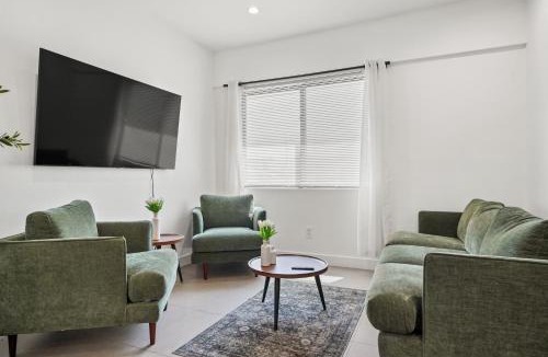 Culver - West House | Private Cozy Guest House, King Bed, Parking, Pet Friendly near Penmar Golf Course!