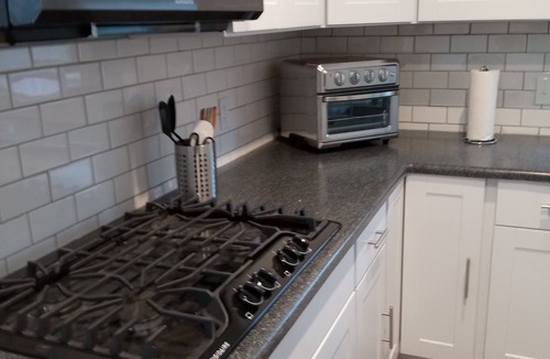 South Wrigley Apartment | Private, cozy-newly remodeled