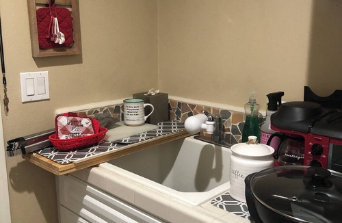 Moorpark Bed & Breakfast | PRIVATE ENTRANCE: GUEST SUITE w ENSUITE BATHROOM & KITCHENETTE; LAUNDRY ROOM use