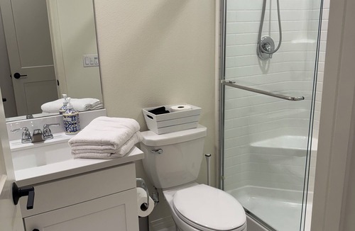 Ontario House | Private Entry Guesthouse in Ontario-Eastvale