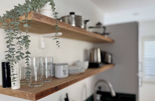 Los Angeles Apartment | Private Entry Studio with Modern Decor, Side Yard, Wifi, AC