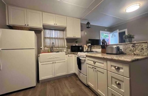 Downtown Riverside House | Private Get Away/Business Trip/Fast WIFi,Garden