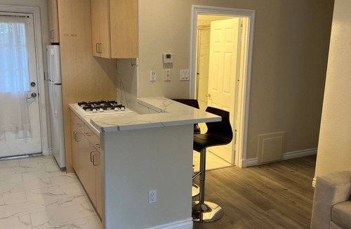 Lake Balboa House | Private GH home for 4 with TV, AC and WiFi close to Universal Studio/Hollywood