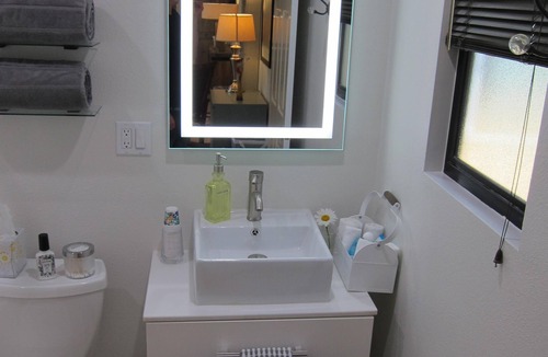 Northridge House | Private guest House 1BR 2BR=Gated 24/7 check-in =Hi Speed Wi-Fi=on sight parking