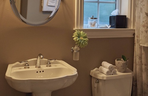 Gilroy House | Private guest suite with pool and stunning views