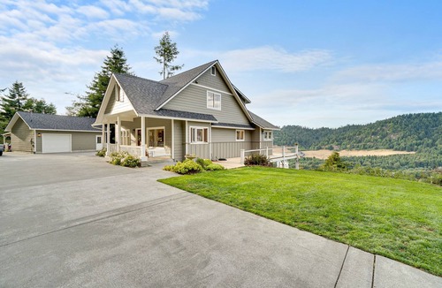 Rio Dell House | Private Hilltop House with Amazing Views! Close to Ave. of the Giants/State Park