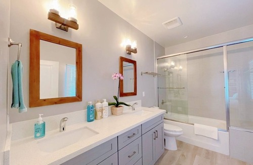 El Monte House | Private Master bedroom with Private bathroom
