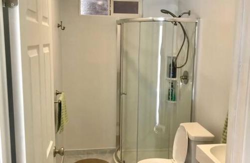 Granada Hills North Apartment | Private Modern Guesthouse with backyard
