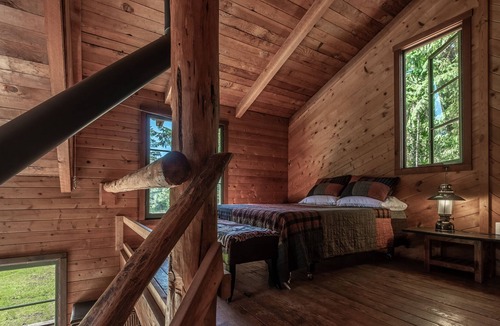 Smith River Cabin | Private Off Grid cabin on North Fork of Smith River - WiFi - Pet Friendly