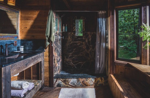 Smith River Cabin | Private Off Grid cabin on North Fork of Smith River - WiFi - Pet Friendly