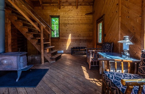 Smith River Cabin | Private Off Grid cabin on North Fork of Smith River - WiFi - Pet Friendly