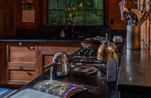 Smith River Cabin | Private Off Grid cabin on North Fork of Smith River - WiFi - Pet Friendly