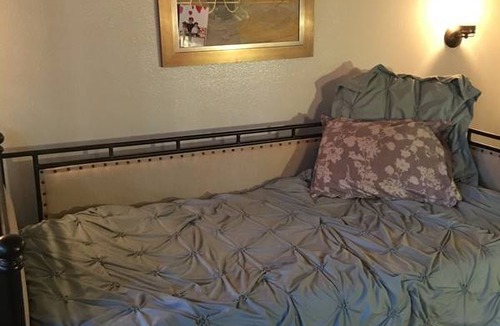 Crestline Resort | Private room ∙ 1 guest