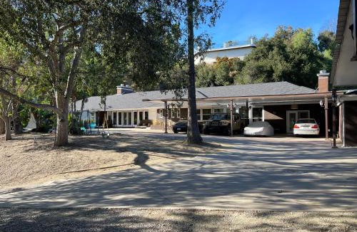 Encino House | Private Room View Pool Big Estate Oasis Extra Fee 4 Guest Clea-ning Pet WOMEN ONLY