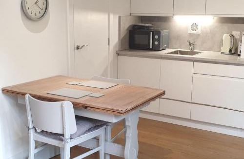 Cradley Apartment | Private Self Contained Annex/Cabin