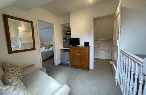 Grimley Apartment | Private Self Contained Annexe Room with en-suite - Dogs welcome