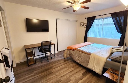 East Hemet House | Private, Spacious, 4x Queen, 300 MBPS Internet with Backyard!