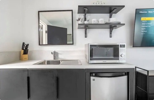 Tarzana House | Private suite, remodeled, private entrance minutes to all beaches.
