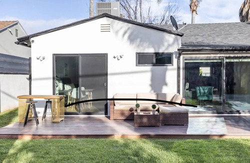 Tarzana House | Private suite, remodeled, private entrance minutes to all beaches.