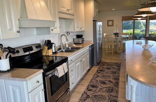 Fort Bragg House | Private Waterfront Home with Private Hot Tub and Central Heat - Walk to Ocean
