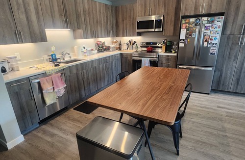 West Oakland Condo | Private Zen Den in Shared Condo: Fast WiFi, AC, Direct Bus to BART & SF