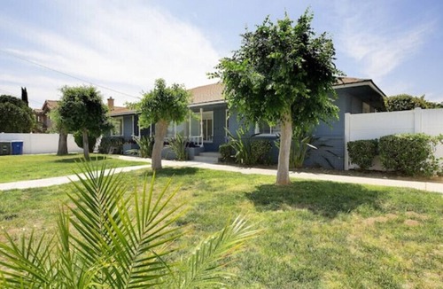 Ontario House | PROMO 10 % WEEKLY/25% MONTHLY DISCOUNTnCheerfull 2-bed with 2-Bath Bungalow