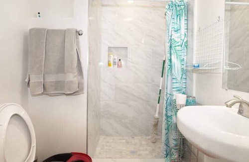 Ontario House | PROMO 10 % WEEKLY/25% MONTHLY DISCOUNTnCheerfull 2-bed with 2-Bath Bungalow