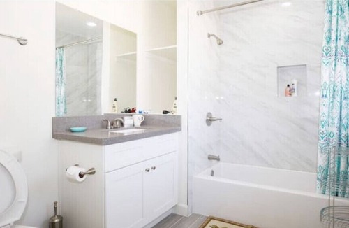 Ontario House | PROMO 10 % WEEKLY/25% MONTHLY DISCOUNTnCheerfull 2-bed with 2-Bath Bungalow
