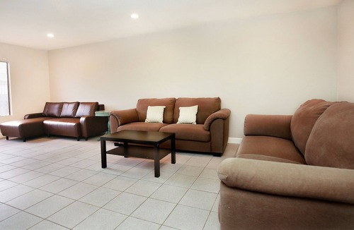 West Covina House | PROMO 5% WEEKLY AND 40% MONTHLY DISCOUNTnTownhouse with 3 bedrooms&2.5 bathrooms