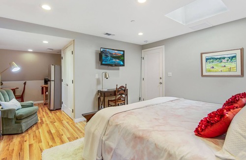 South Pasadena House | Quaint 1 Bdrm Suite with a Balcony in South Pas