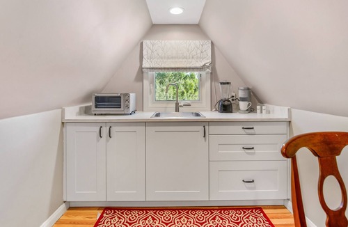 South Pasadena House | Quaint 1 Bdrm Suite with a Balcony in South Pas