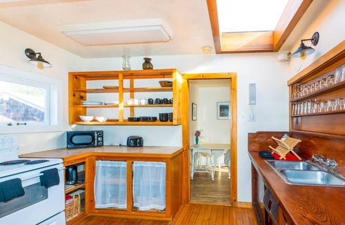 Caspar House | Quaint & adorable home near the beach with patio, grill, wood stove & hammock