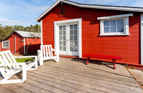 Caspar House | Quaint & adorable home near the beach with patio, grill, wood stove & hammock