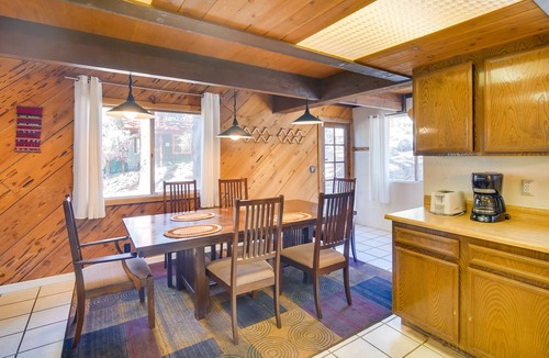 Whispering Forest House | Quaint Big Bear Home w/Hot Tub: 4 Mi to Skiing!