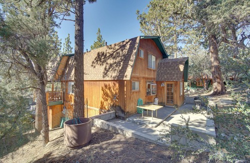 Whispering Forest House | Quaint Big Bear Home w/Hot Tub: 4 Mi to Skiing!