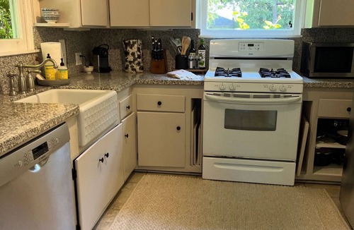 Los Angeles House | Quaint Quiet Home W/Pool Walk to Restaurants, Galleries, and Cafes