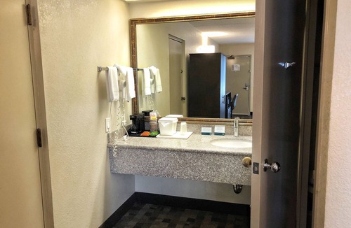 Riverside Hotel | Quality Inn Riverside near UCR and Downtown