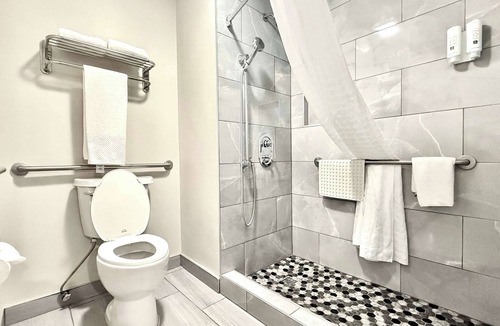 Lennox Hotel | Quality Inn & Suites Los Angeles Airport - LAX
