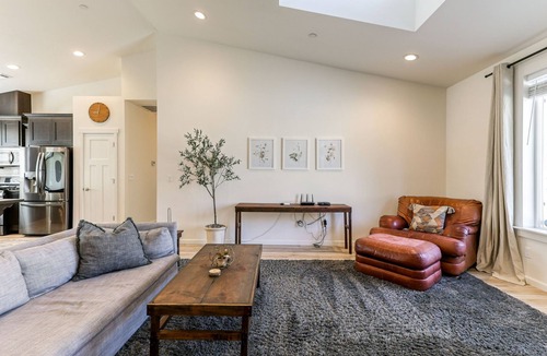 Redding House | Quartz Hill Manor | hot tub w/peace & quiet