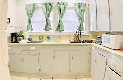Oleander - Sunset Apartment | Queen Full Twin Bed/Sleeps 5/Furnished Private APT/In-Unit Washer Dryer/65" HDTV