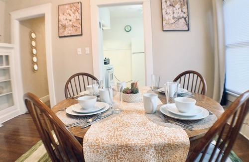 Oleander - Sunset Apartment | Queen Full Twin Bed/Sleeps 5/Furnished Private APT/In-Unit Washer Dryer/65" HDTV