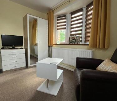Southampton Apartment | Quest Fulfiller - Near General Hospital, Free Parking & Garden