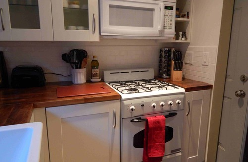 Valley Village Apartment | Quiet Chic Studio Apartment with secure parking In Valley Village.