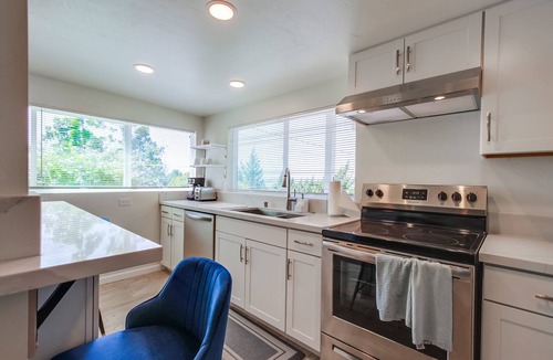 Vista House | Quiet Country Retreat with Mountain Views - Sleeps 4