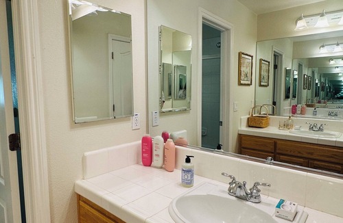 Fairview House | Quiet Cul-de-sac House with AC and Walk to Parks