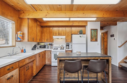 Fawnskin Cabin | Quiet Fawnskin Cabin - Onsite sledding hill for families
