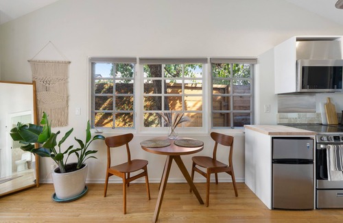 Culver - West House | Quiet Guest House with Large Private Yard 10 minutes away from the ocean