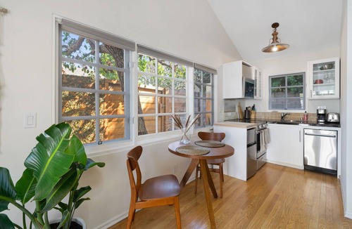 Culver - West House | Quiet Guest House with Large Private Yard 10 minutes away from the ocean