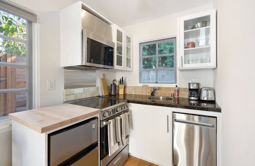 Culver - West House | Quiet Guest House with Large Private Yard 10 minutes away from the ocean